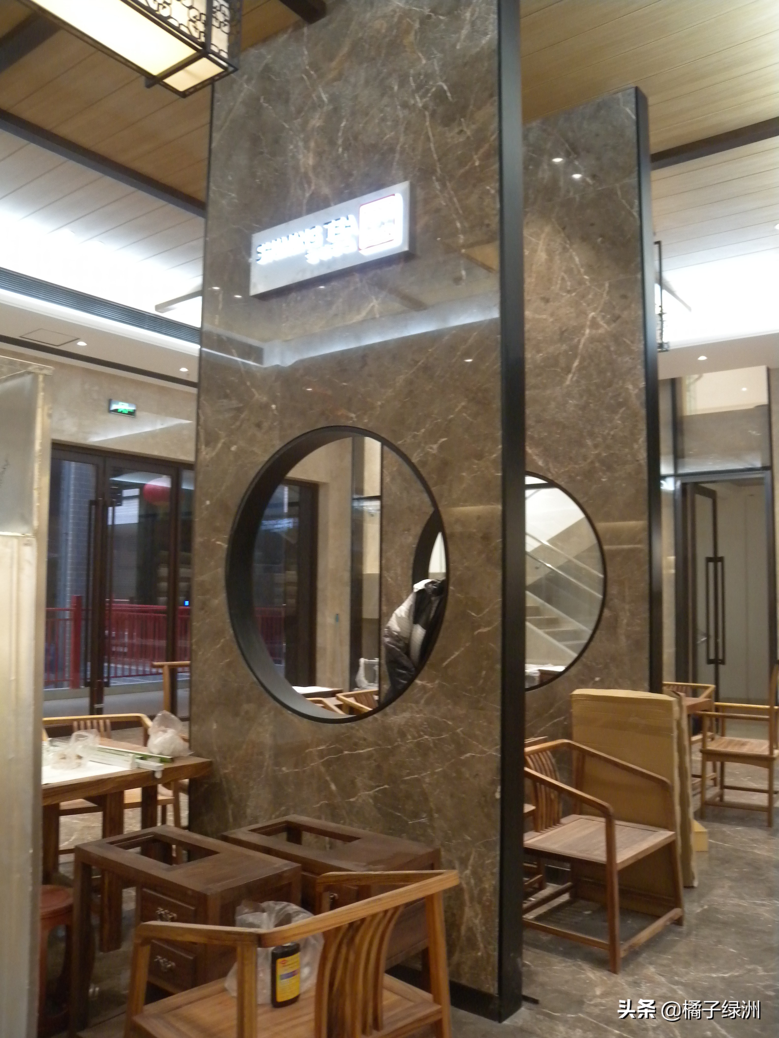 石材背景墙实物更有质感,客厅装修首选的石材背景墙