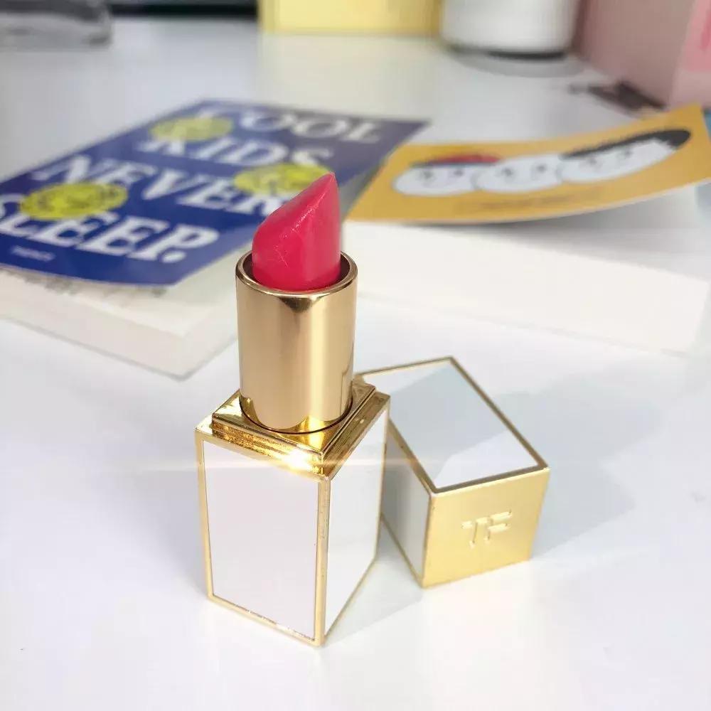 戏精美女同事，竟然用踩雷彩妆给直男化了个妆……