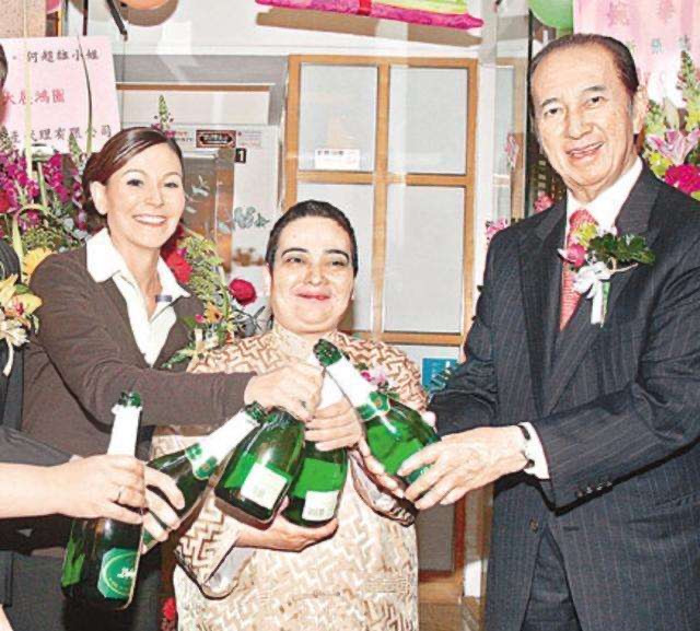 赌王最美千金自曝择偶条件低,赌王大太太及子女年轻时照片