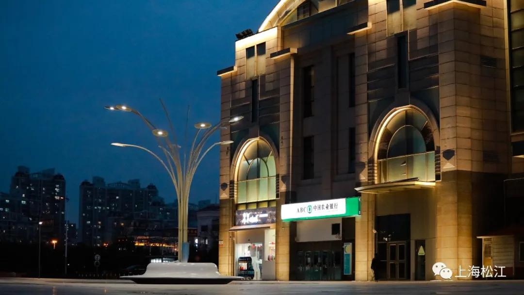 上海轨道交通9号线松江新城站的变化：灯光开启后，如同外滩盛景
