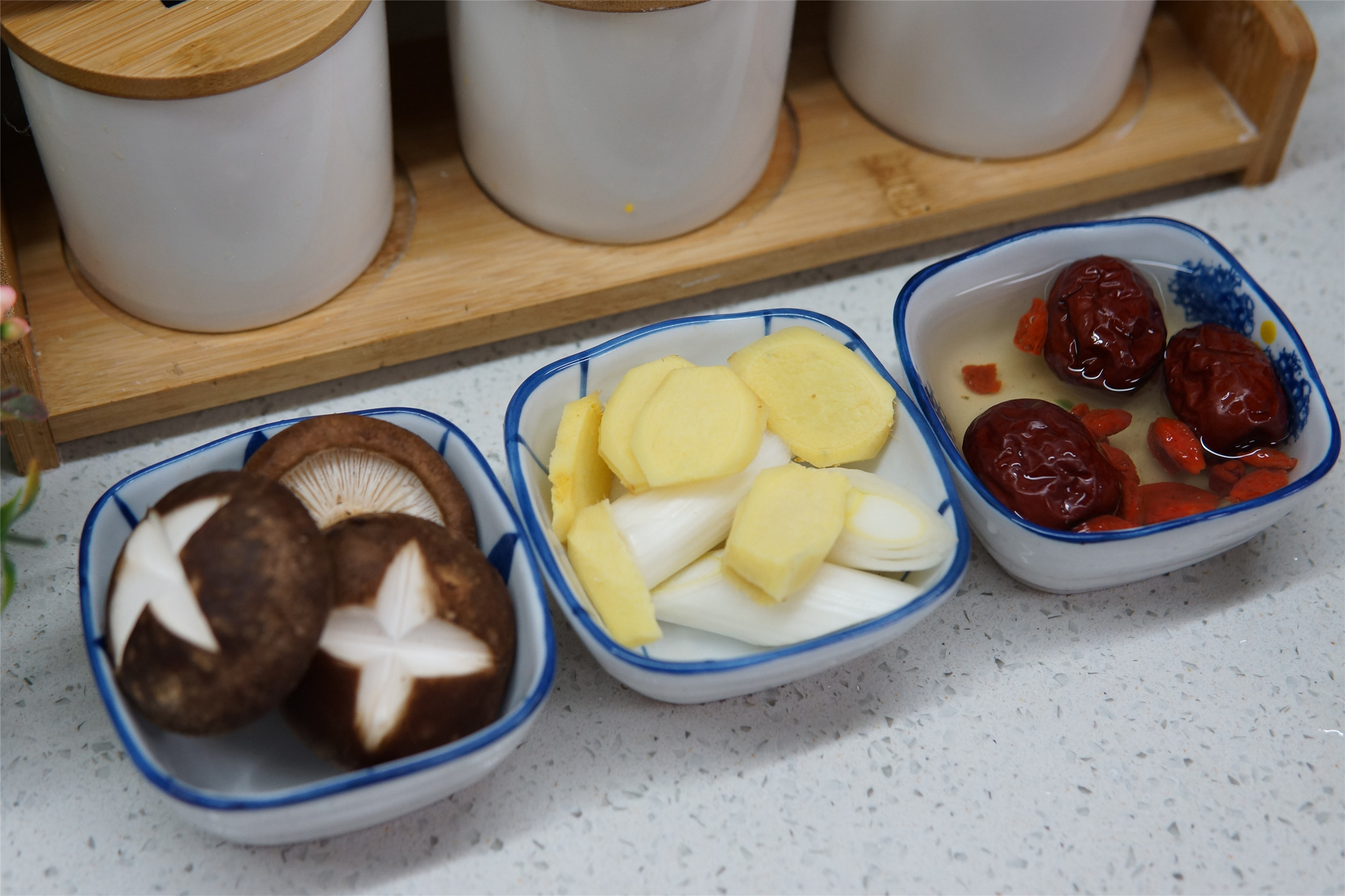 煲鸡汤要不要去掉鸡油和鸡皮,鸡汤怎么煲才不柴不腥