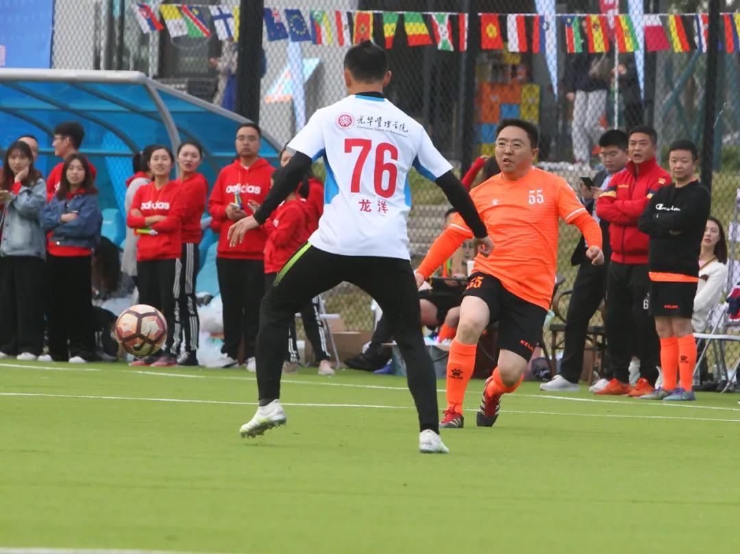 足球赛激烈角逐,一场足球比赛点面结合