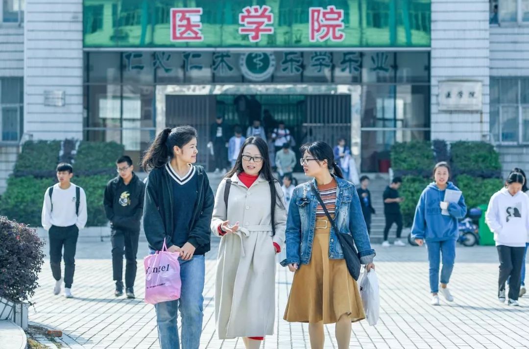 湖北50岁女大学生火了！平时上学节假日上班，还拿了国家奖学金