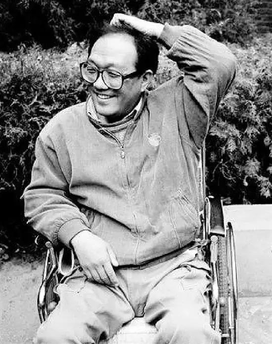 史铁生世界以痛吻我文案,世界以痛吻我史铁生