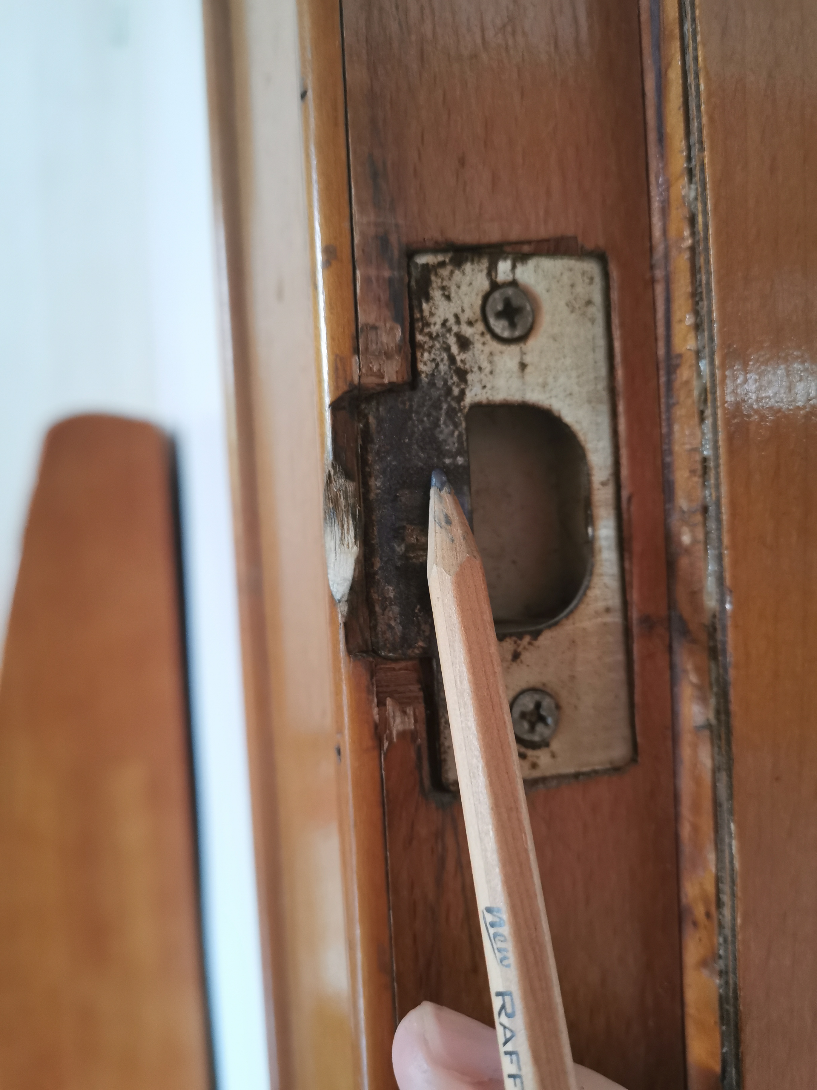 房间门锁扣生锈开关时费力怎么办,一支笔一分钟就能解决