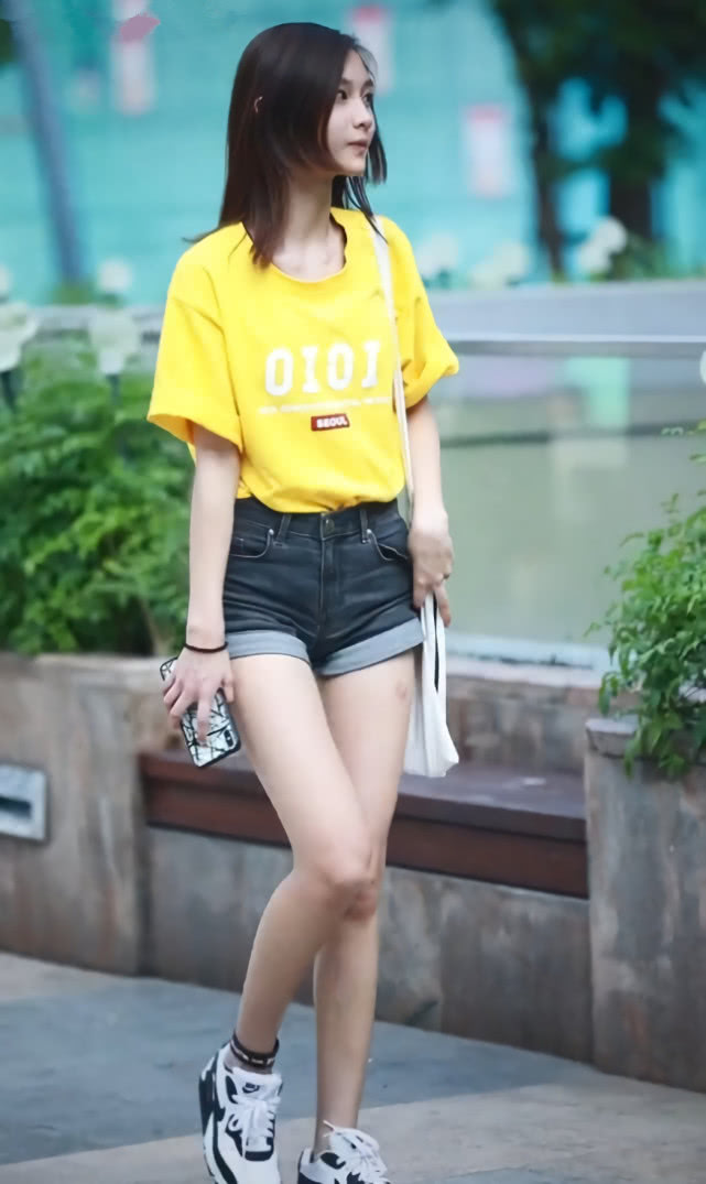 小姐姐上课太赶时间了？拿一只“护腕”当袜子，却意外潮到飞起