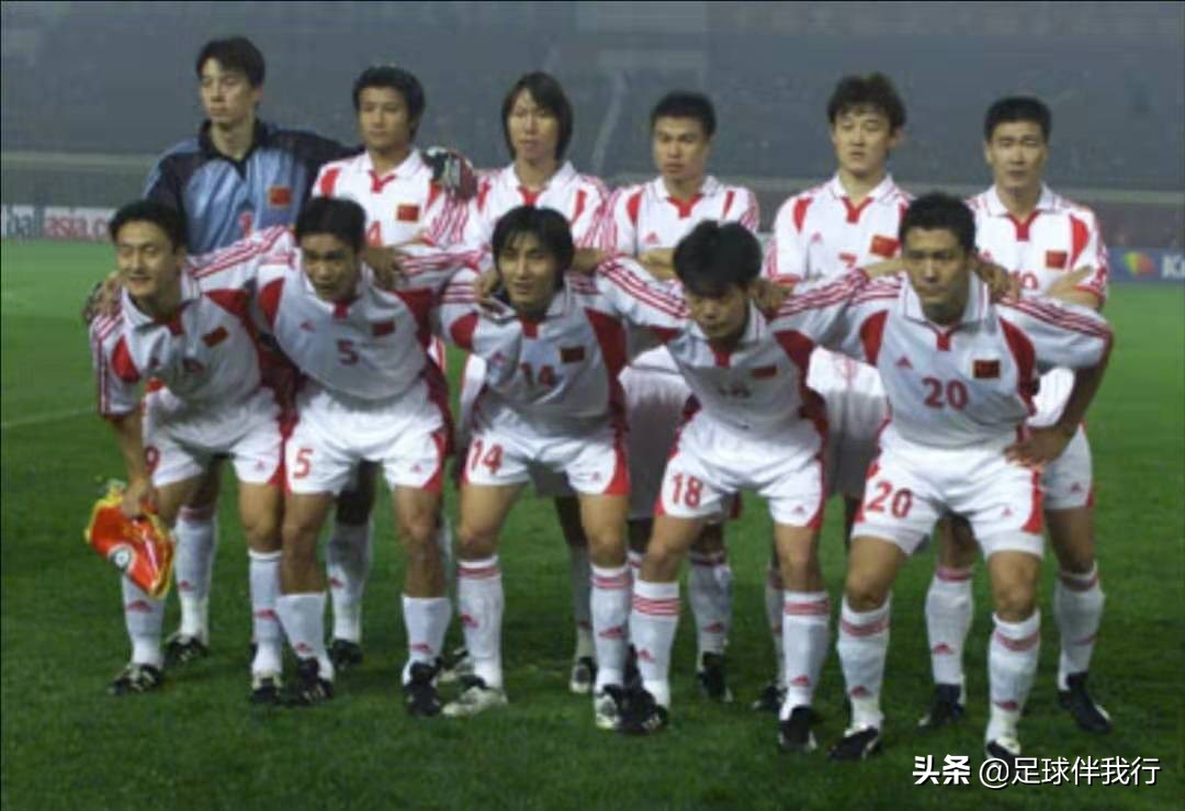 国足晋级球迷高唱我的祖国,高唱我和我的祖国对唱版