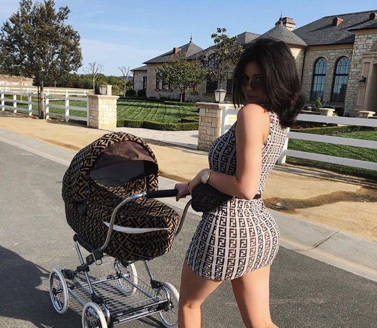 “别踩那个地铁女孩，她脖子上的Fendi要7000”