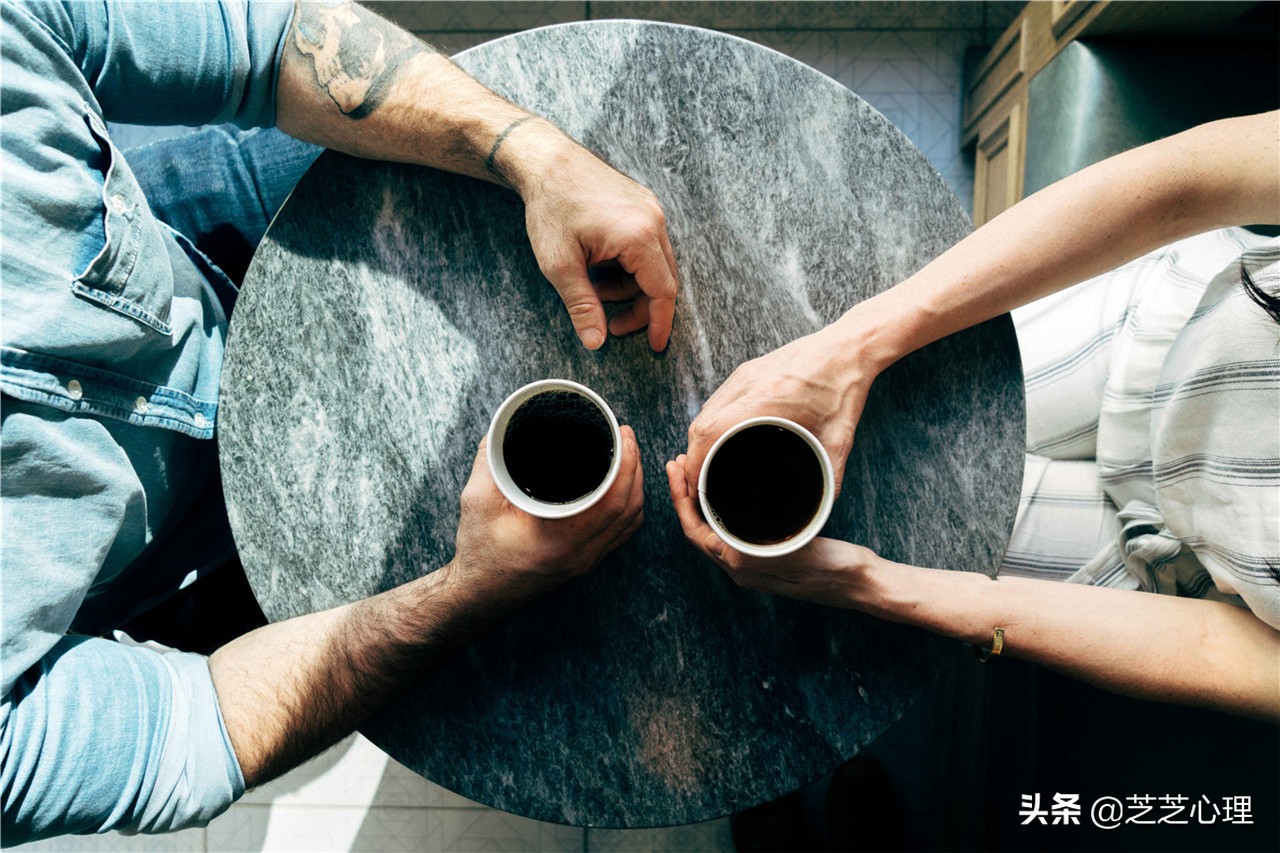 心理学看待男孩子爱一个人,心理学判断男生对你感兴趣