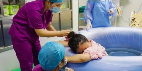 为什么不建议水中分娩,为什么不普及水中分娩