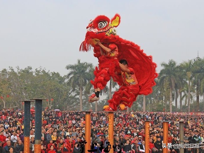 梅州客天下不夜城舞狮,春节篮球赛活动视频