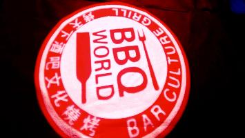 撸着串听着歌,这家火爆曲靖的BBQ才是你啤酒、烧烤的圣地!