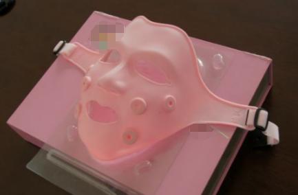 面膜纸上的塑料纸起什么作用,面膜塑料纸需要敷在脸上还是撕掉