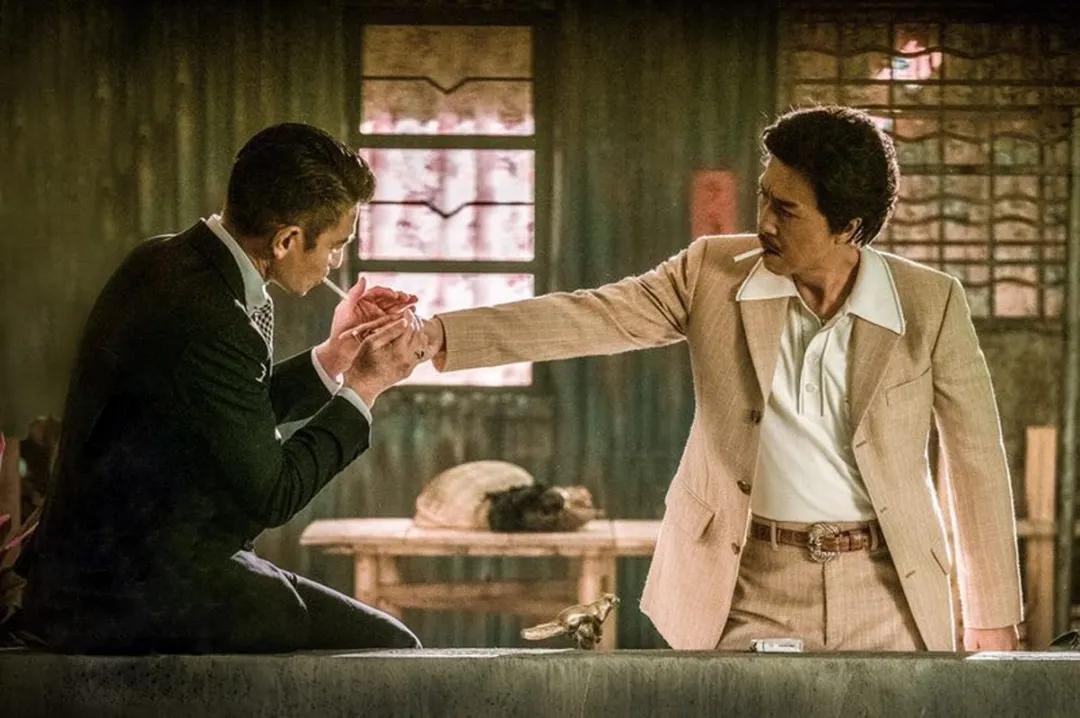 卷入黑帮争斗误以为是拍戏,港警黑帮厮杀追入警署