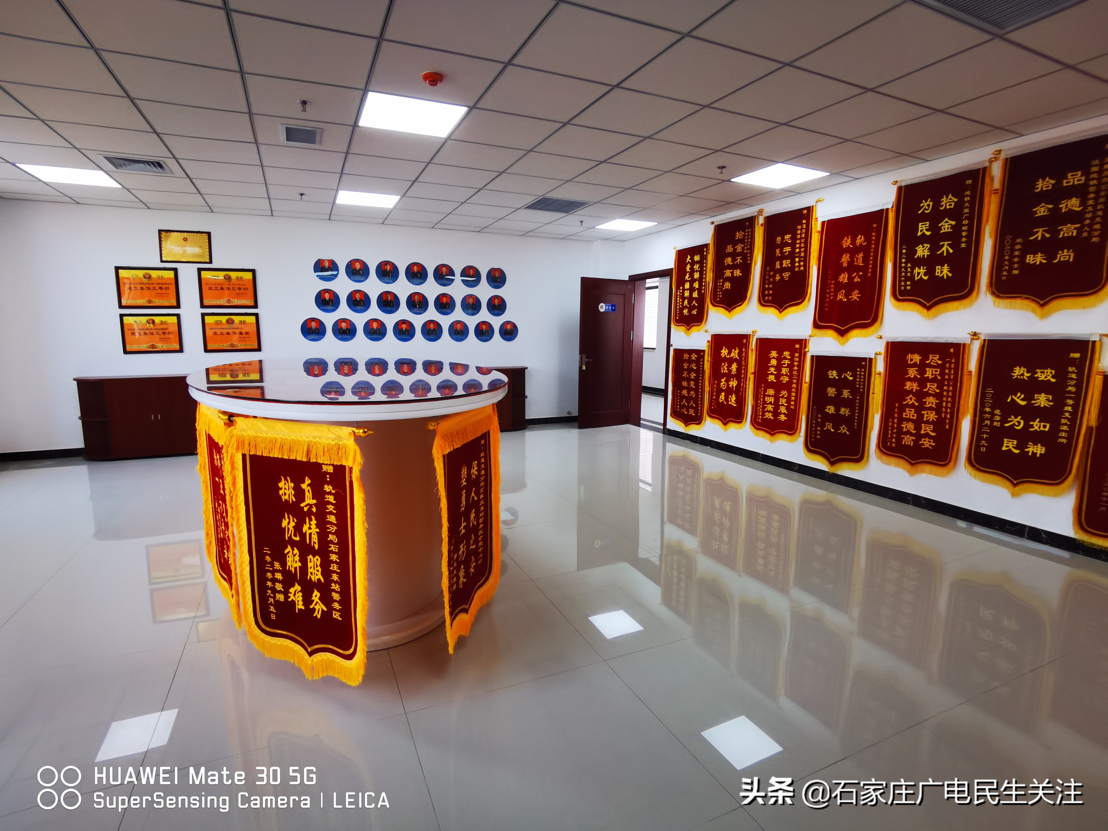 物业管家锦旗故事,十面锦旗的故事视频