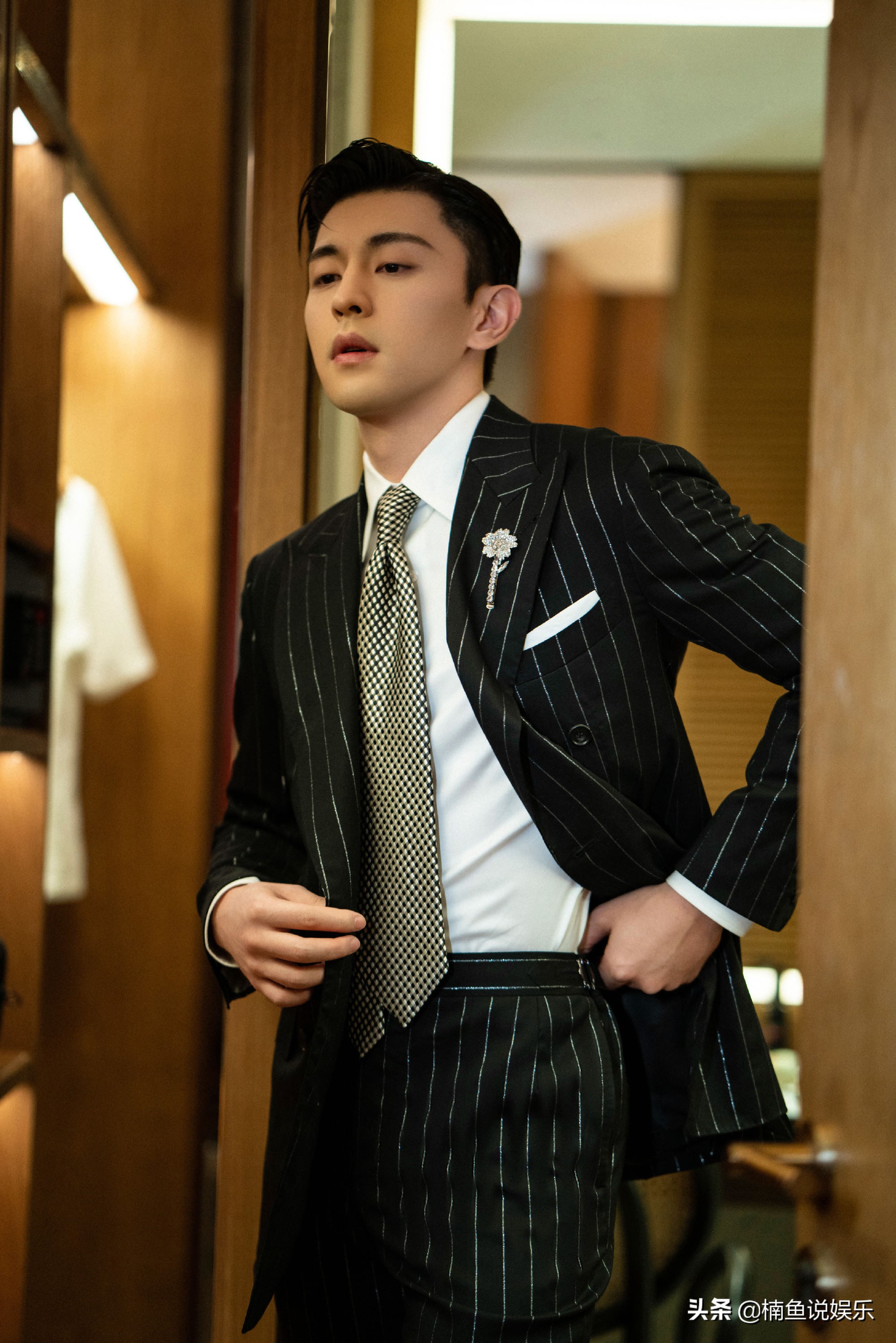 邓伦马龙罕见同框！大明星VS体坛冠军，西装造型帅气迷人