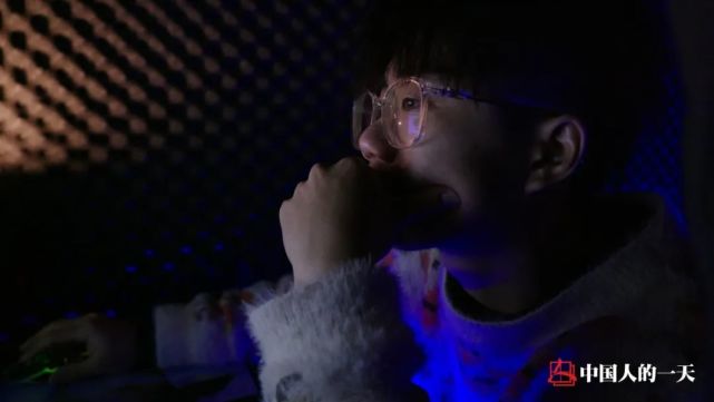 00后武汉封城期间一首《武汉加油》唱火,为谋生曾送外卖摆地摊