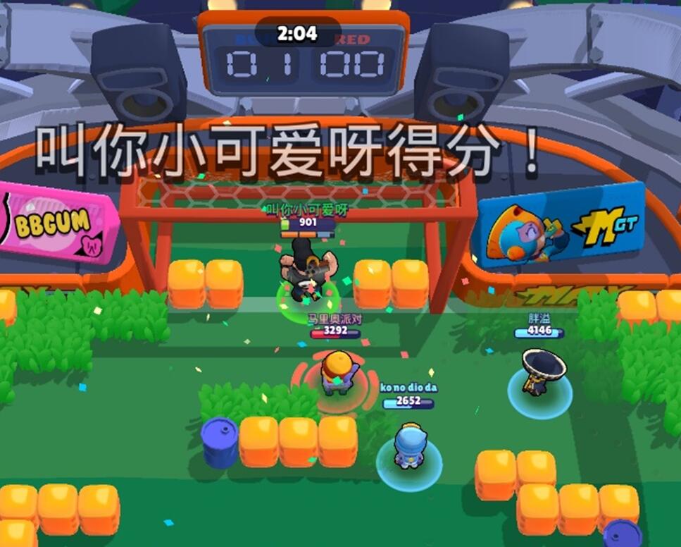 荒野乱斗足球顶级配合,荒野乱斗公牛玩足球趴在地上