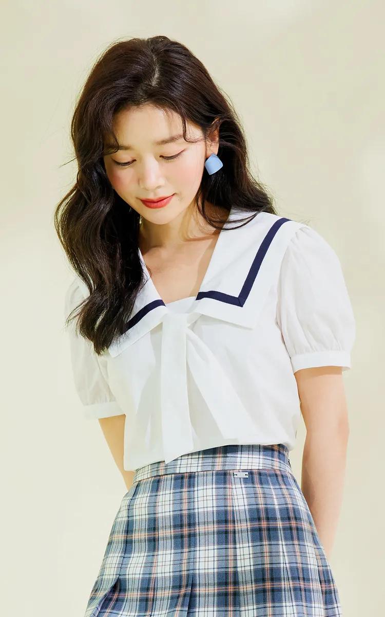 超减龄穿搭法则被杨超越狠狠拿捏,杨超越水手服穿搭