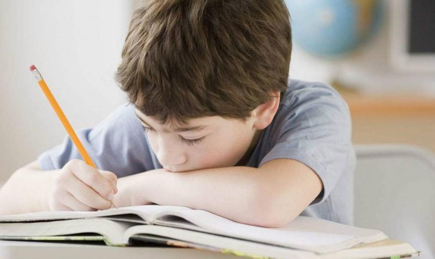 小孩子执拗怎样正确引导孩子成长,孩子太懂事真的好吗