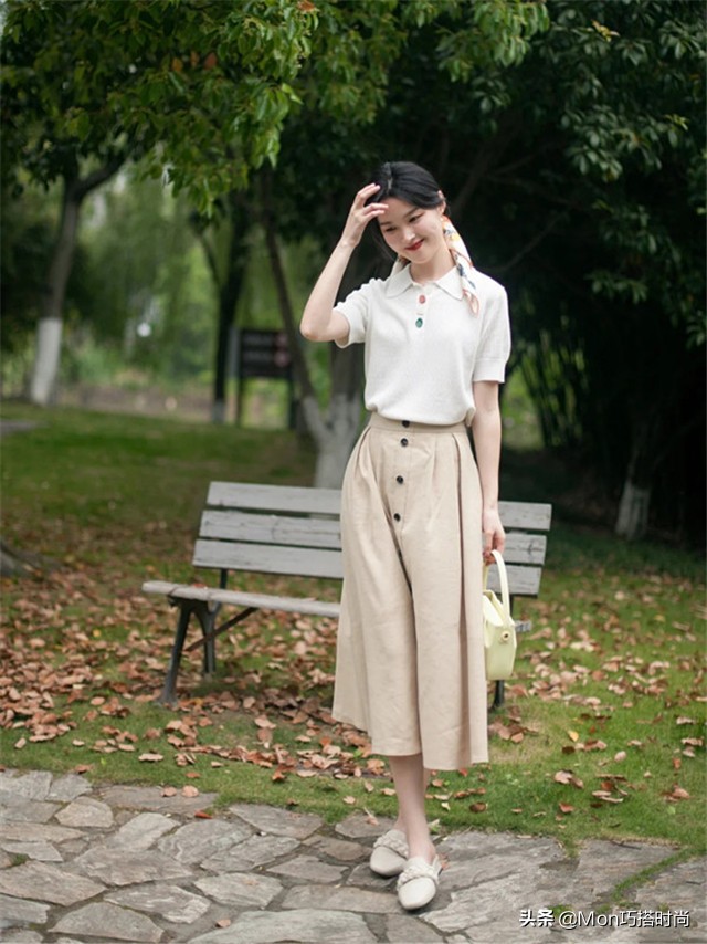 米色休闲半身裙怎么搭配上衣,夏日米色半身裙怎么搭配上衣