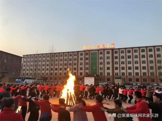 全靠8根钢柱支撑的玻璃栈道你敢挑战吗？保定狼牙山泽疆公寓酒店