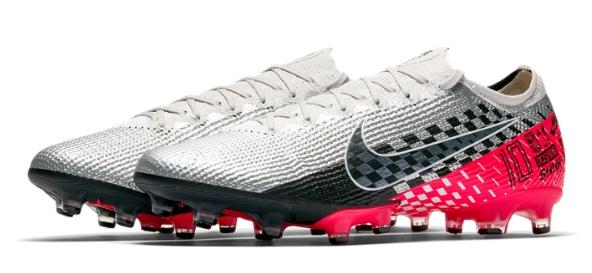 彪马足球鞋和耐克足球鞋哪个好,耐克足球鞋鬼牌系列足球鞋