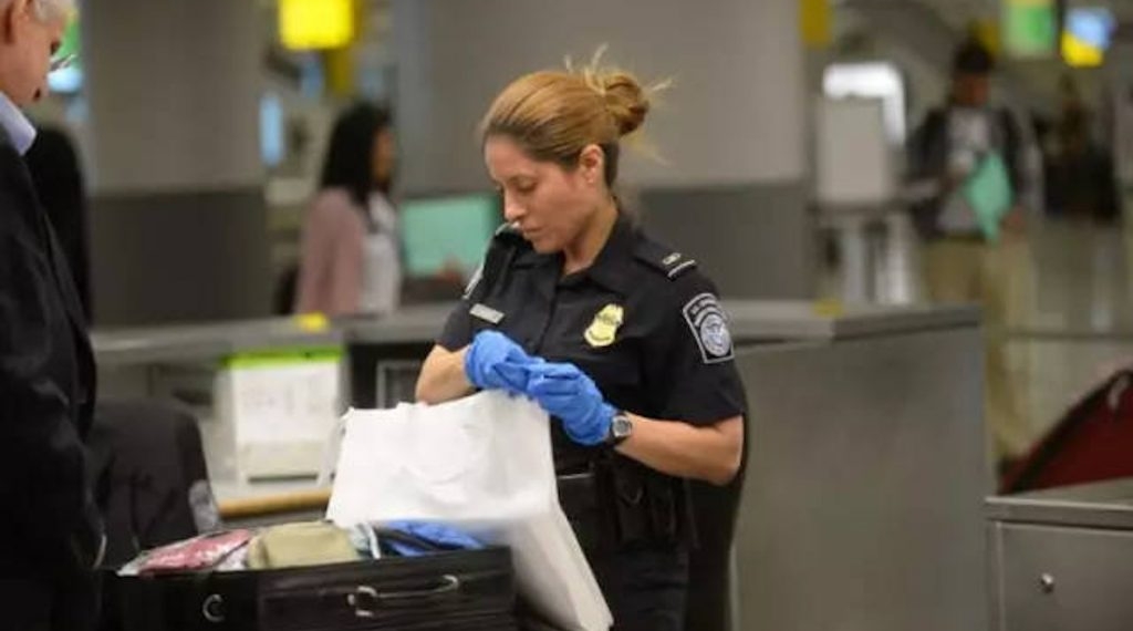 携防弹衣入境，美国大学一中国学生被注销签证遭遣返，他有持枪证