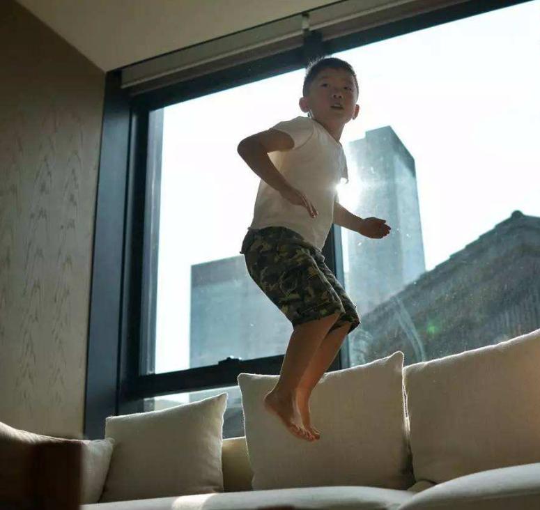 2岁外孙误食502胶水,姥姥的聪明做法,连医生也为她点赞