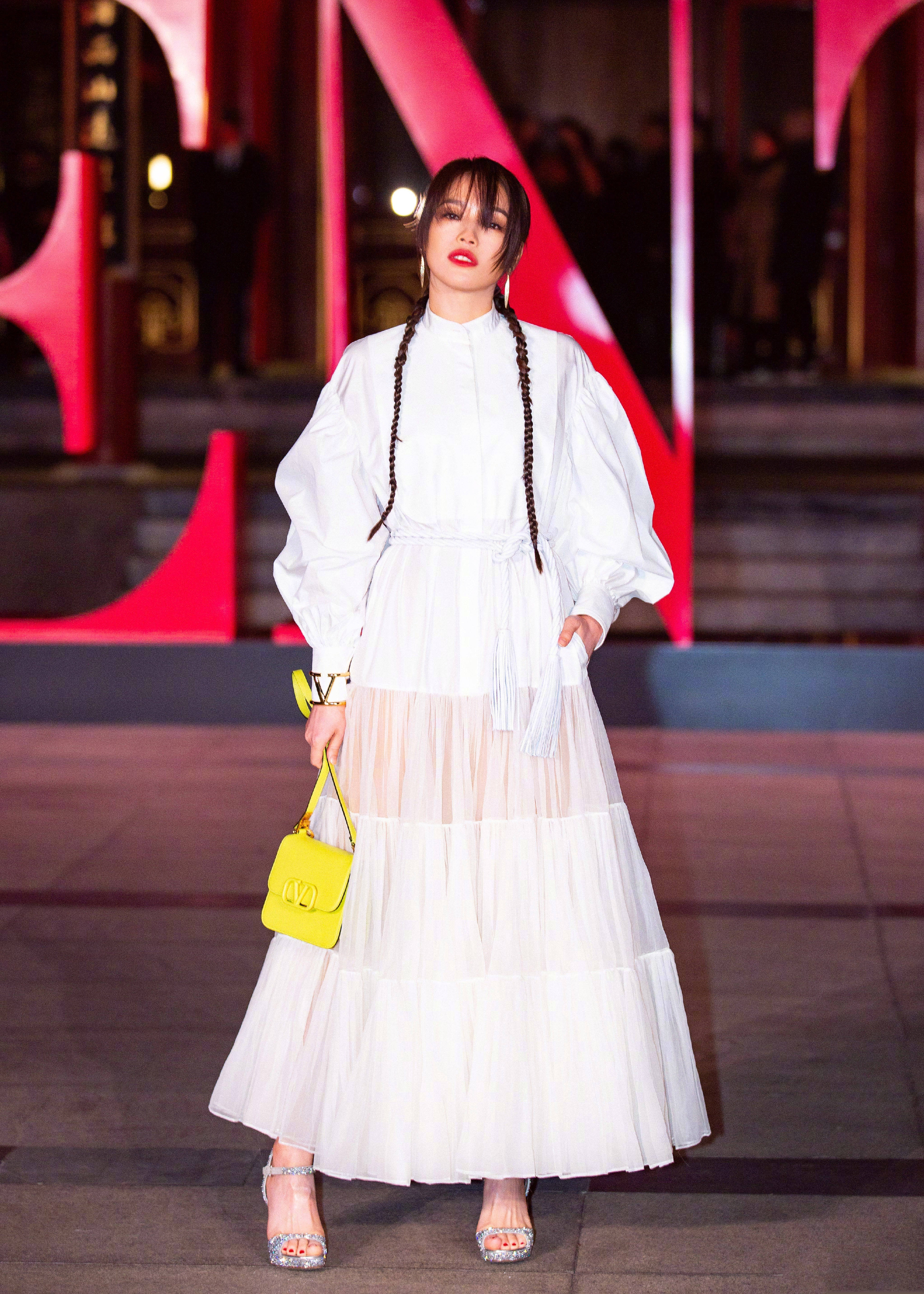 舒淇最新美照丝绒西装配红唇,舒淇穿红色西装干练酷飒