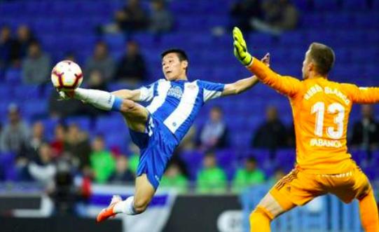 中国男足2-1泰国武磊三次错失单刀,武磊奇迹