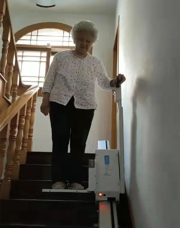 “我在这个世界过得很好”！小伙为失孤老人造神器，跑300城安装