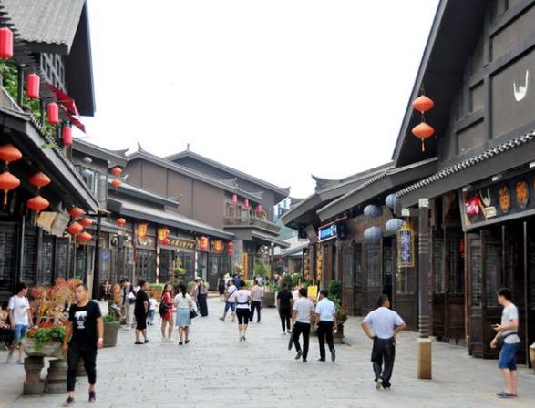 “有心扶贫，无意之作”“网红”万达小镇诞生记