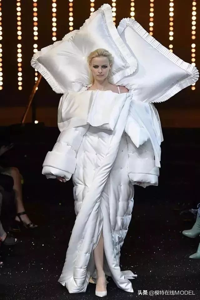 为什么时装秀上的衣服经常奇形怪状？不切实际的衣服到底有何用