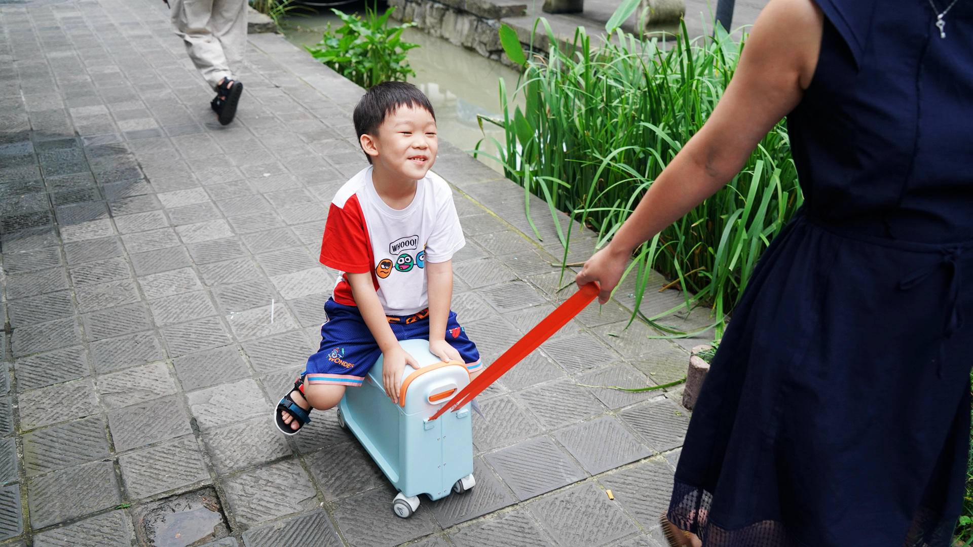 儿童可骑行行李箱测评,遛娃行李箱哪种推荐