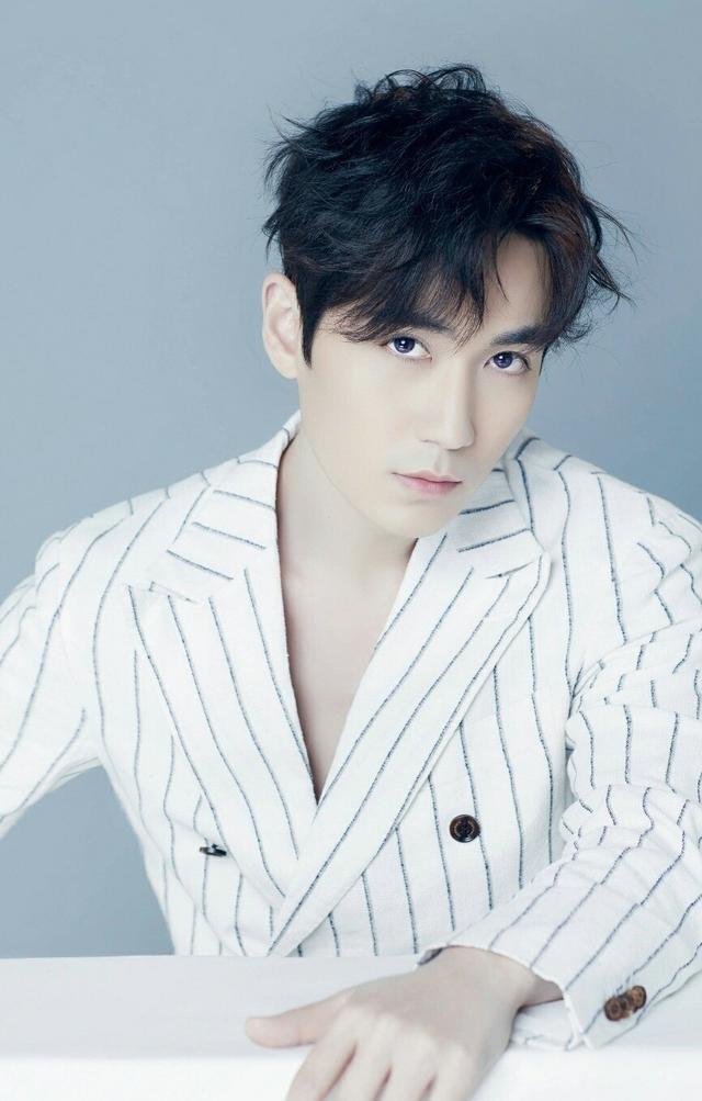 镇魂超级好看，拢龙演的真棒！期待重启