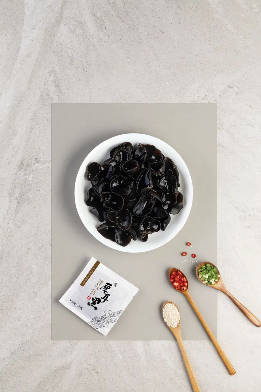 炒木耳的时候锅里噼里啪啦的,炒木耳锅里噼里啪啦