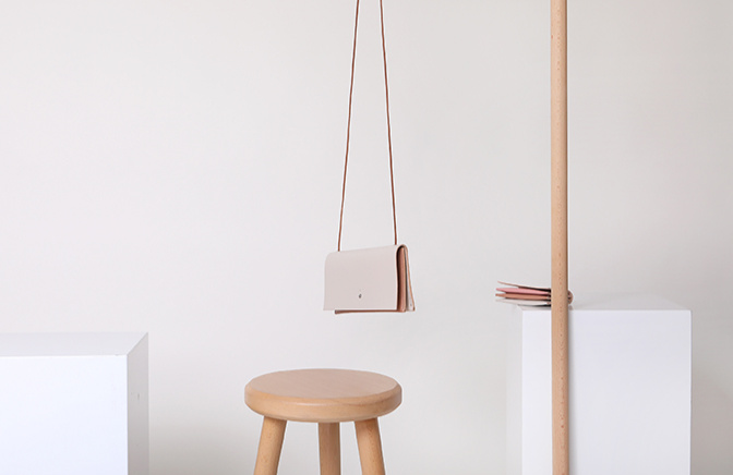 不要再背烂大街的双肩包了,别再背烂大街的轻奢包