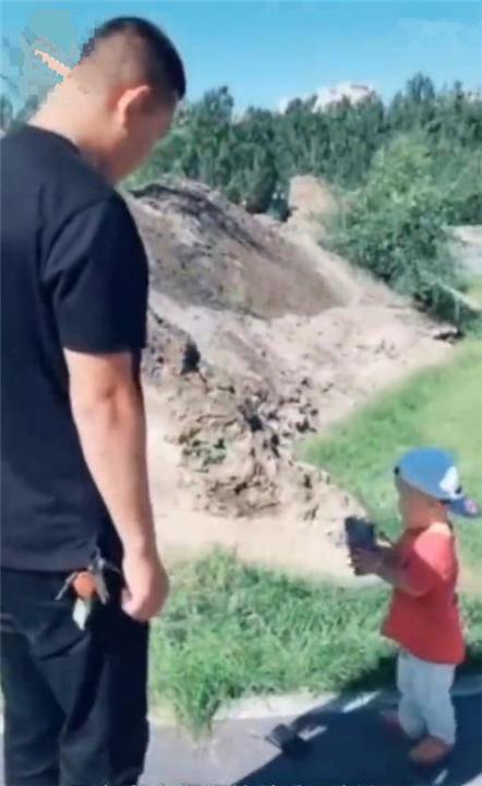 14岁姐姐“哄”弟弟的方式火了，看到这样和谐的画面，让人羡慕