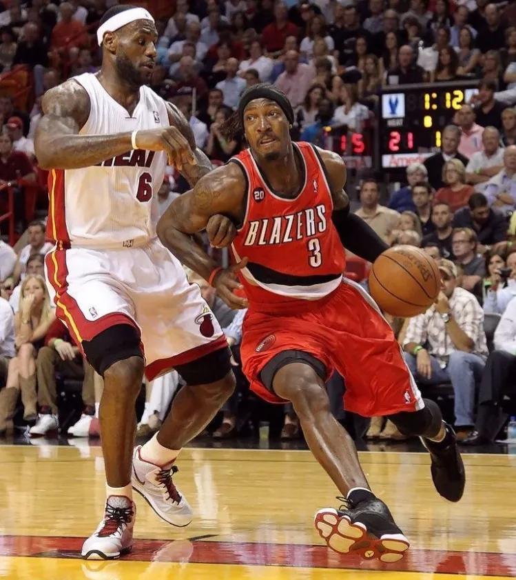 猫王华莱士拜纳姆,杰拉德华莱士被肘击视频