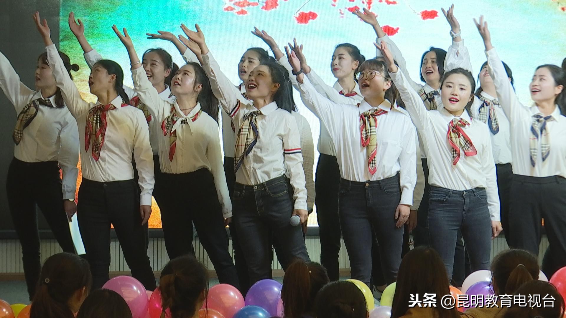 不忘初心砥砺前行大型活动献礼,不忘立德树人初心幼儿大型活动