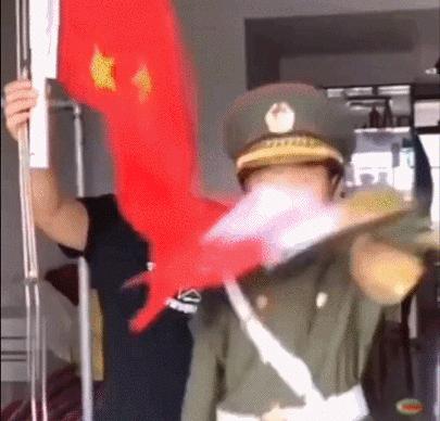 7岁女童案板下学习一个月走红,湖北7岁女孩躲菜市场案板下上课