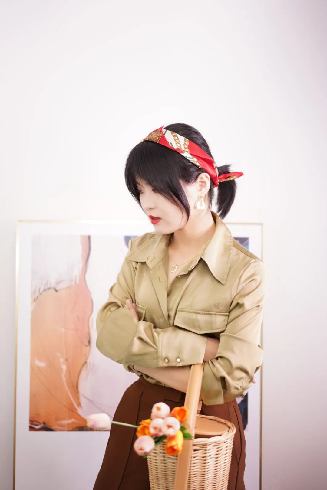 丝巾的5种时髦系法学起来,春季丝巾系法大全搭配大衣