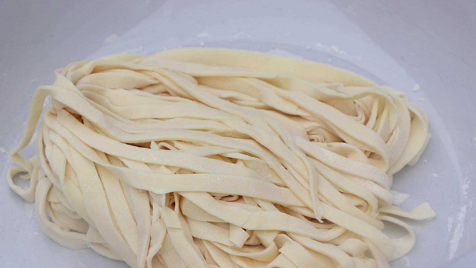 肉丝蹄花手擀面步骤,手擀面片做法步骤