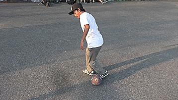 地面花式足球,花式足球技巧之地面舞蹈