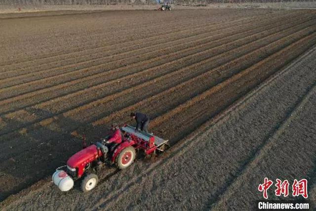 农民包地需要缴税么,农村包地100亩一年多少钱