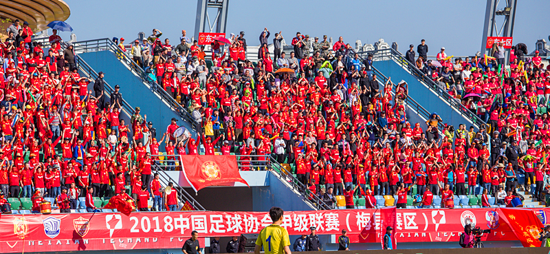 球迷为中国足球现场加油助威,球迷为中国男足呐喊加油