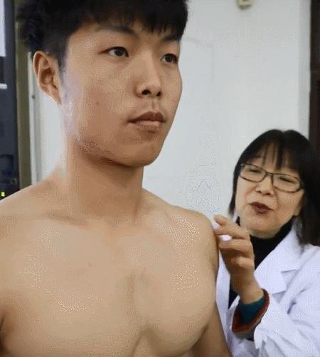 肌肉猛男展示腹肌胸肌,肌肉男八块腹肌和强壮的胸肌