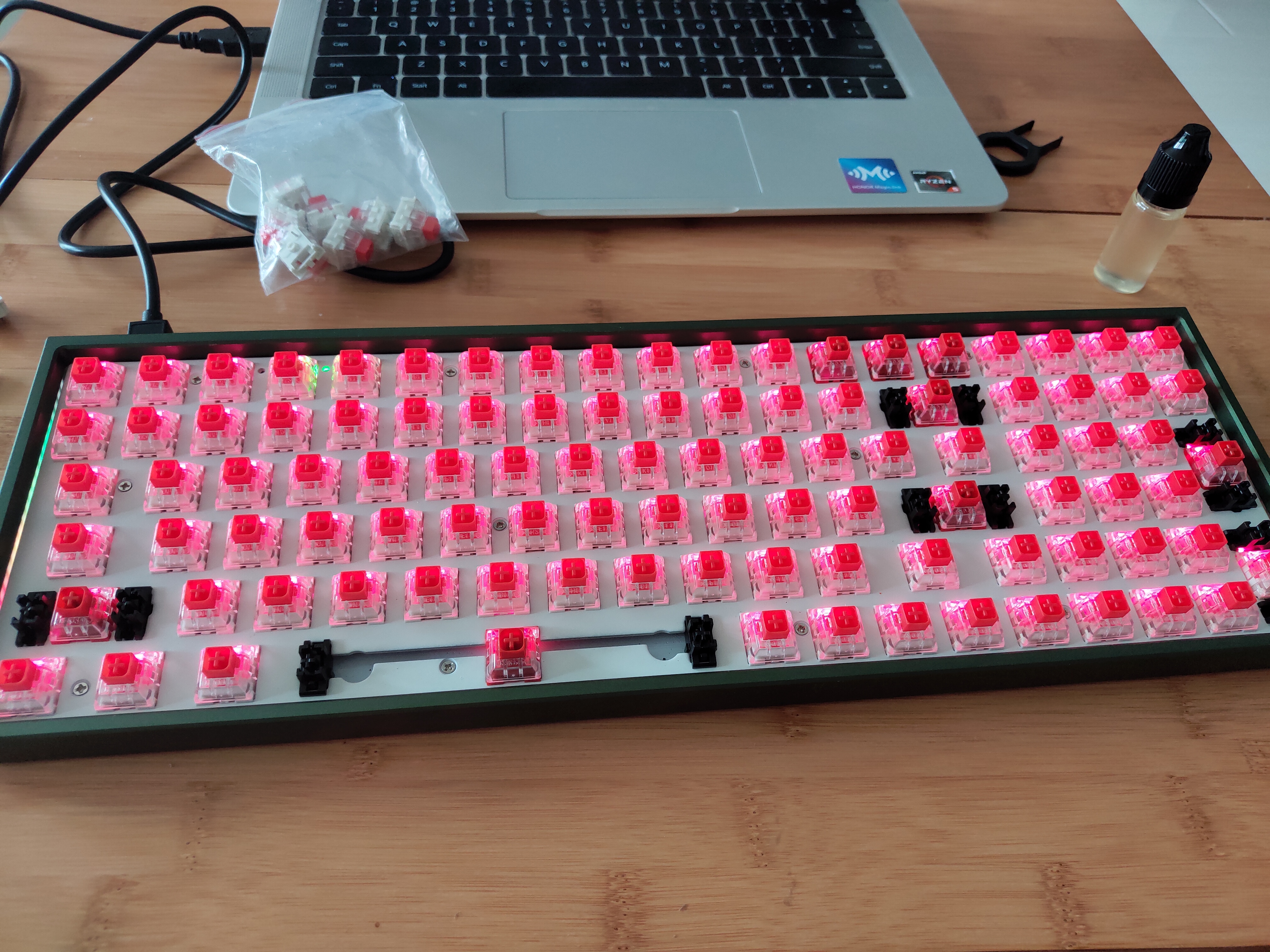 公认手感最好的机械键盘轴是什么,机械键盘樱桃轴与普通轴的区别