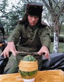 贾玲在沙发上翘二郎腿搞笑图片,贾玲跷二郎腿动图下载